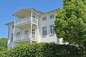 Appartementhaus mit Meerblick und Balkon (SA)