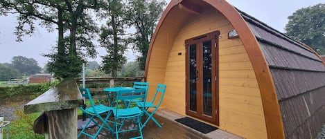 Cabane forestière et sa terrasse