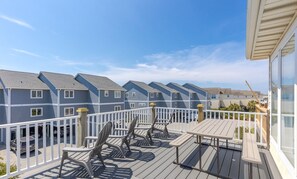 Top Floor Front Sun Deck With Furniture