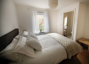 Comfy Kingsize bed, ensuite bathroom