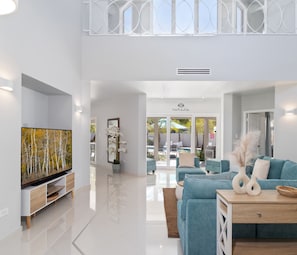 Spectacular living area of the villa in Noord Aruba - Cosy sofas - Elegantly decored living area - Large bright windows of the living area with Mesmerizing views - Beautifully furnished floor - Availability of TV and Netflix