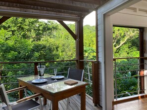 3-Salon-Exterieur-Cottages-Deshaies-Plage-Grande-Anse-Vacances-Guadeloupe
