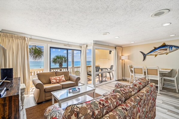 Cozy Beachfront Lounge