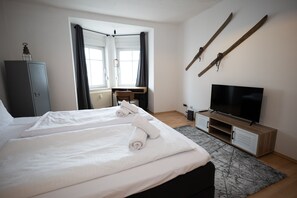 Schlafzimmer mit 180-er Doppelbett und TV