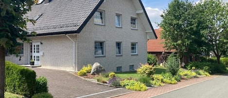 Haus mit Ferienwohnung in der ersten Etage.