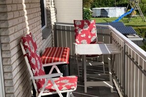 Balkon mit Stühlen und Auflagen.  Bei Bedarf noch zwei Stühle vorhanden