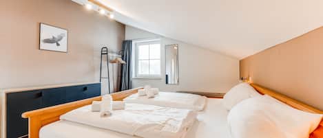 Gemütliches Schlafzimmer mit 180-er Doppelbett und Kommode
