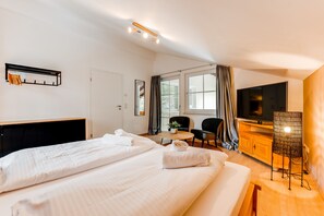 Kuscheliges Schlafzimmer mit Kommode und Kleiderstange
