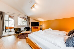 Schlafzimmer mit Zugang zum Balkon