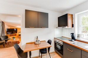 Kochnische mit Sitzgelegenheit für Frühstück und kleine Speisen