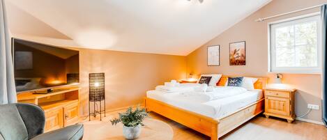 Schlafzimmer mit 180-er Doppelbett und Smart TV