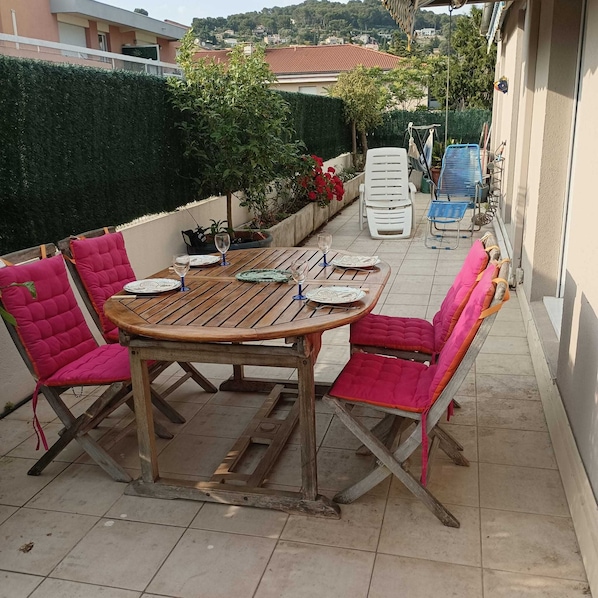 Outdoor dining