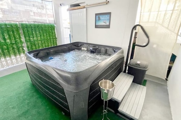 Indoor spa tub