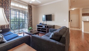 Living Room, Furniture, Indoors, Couch, Screen
