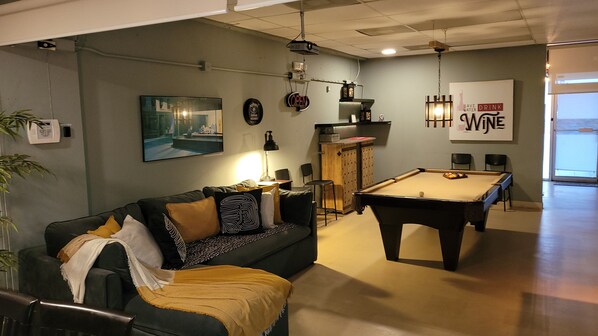 LIVING AND ENTERTEINMENT ROOM 