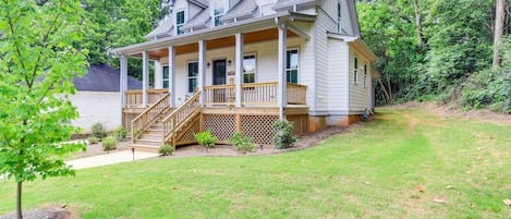 Newnan Vacation Rental | 2BR | 2.5BA | 1,825 Sq Ft | Stairs Required