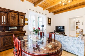 Lounge with sofa – Soví dom apartment 1