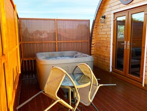 Hot Tub / whirlpool bath (Outdoor)