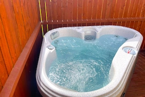 Hot Tub / whirlpool bath (Outdoor)