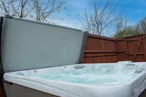 Hot Tub / whirlpool bath (Outdoor)