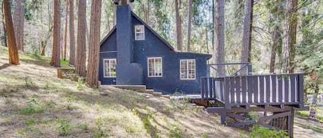 Crestline Vacation Rental | 1BR | 1BA | Stairs Required to Access | 750 Sq Ft