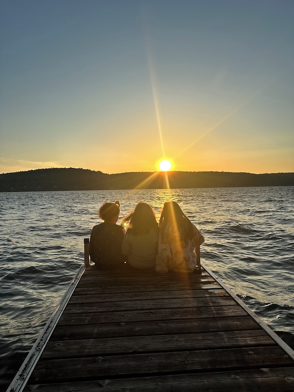 Lakefront oasis with amazing sunsets