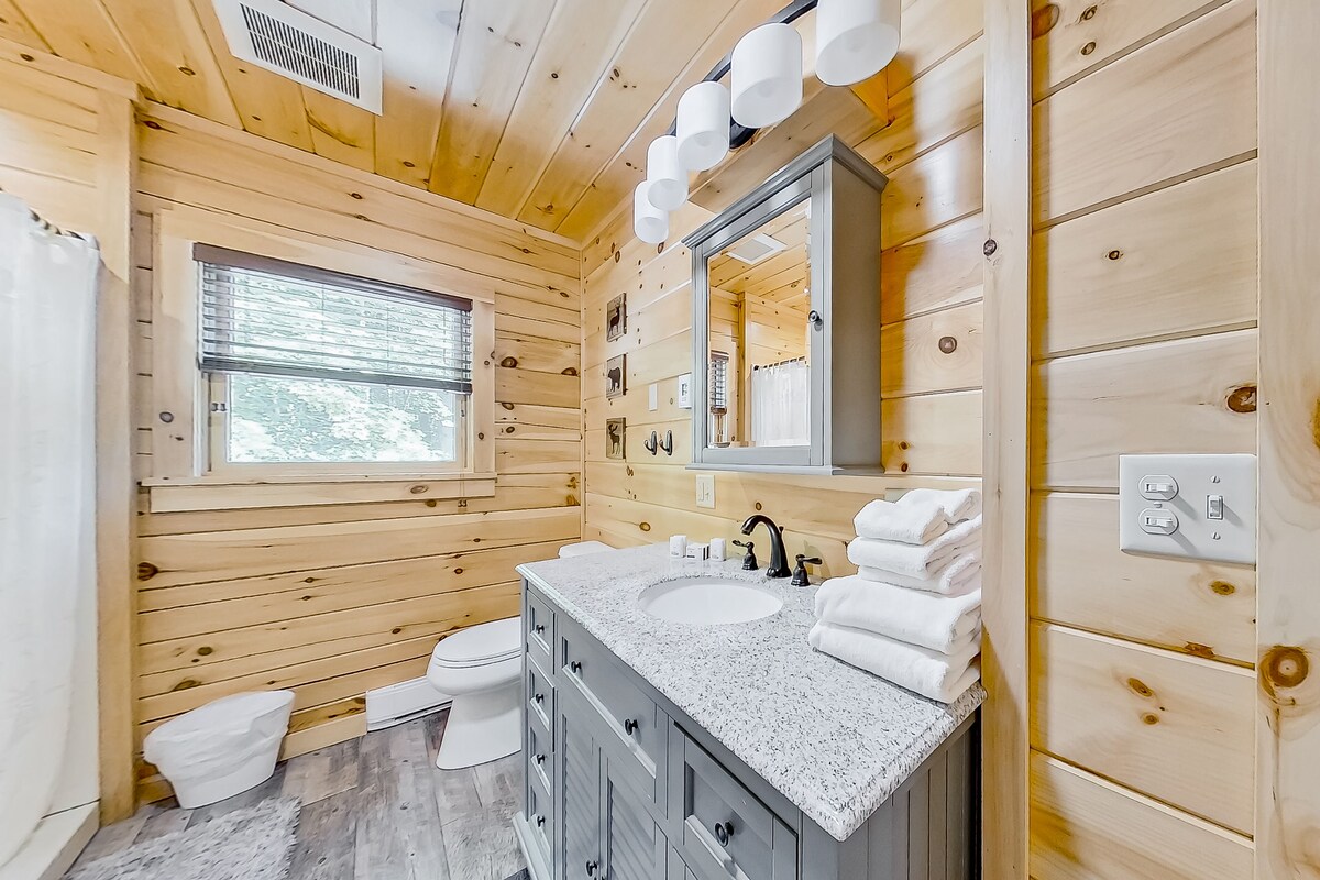Secluded Haven | Guest house in Wevertown with wood stove, deck, W/D