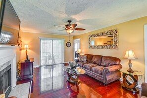 Living Room | Queen Sleeper Sofa | 1st Floor | Smart TV | Fireplace