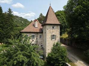 Un château  niché en moyenne montagne à quelque minutes des pistes de ski