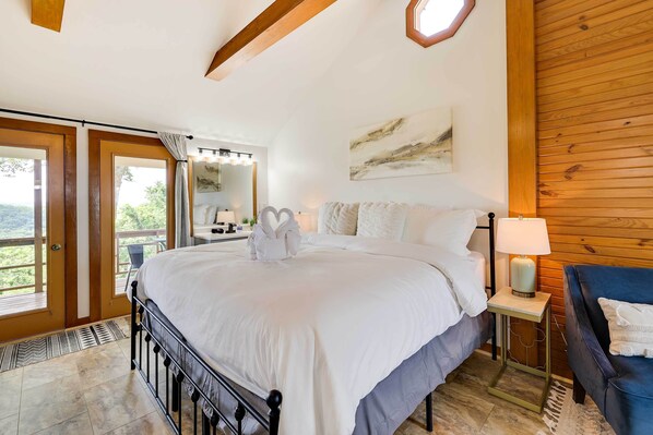 Eureka Springs Vacation Rental | Studio | 1BA | 340 Sq Ft | 2 Steps to Access