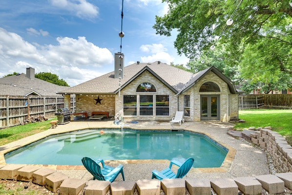 Flower Mound Vacation Rental | 4BR | 2.5BA | 1 Step Required | 2,400 Sq Ft