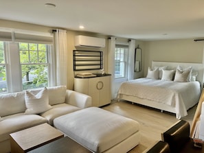 Beautiful One Bedroom Suite - Upper Corner Unit