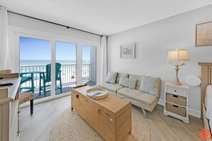 Debbie wrote to us " Beautiful view of the ocean! Very clean and perfect for two romantics!!"