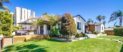 Stunning lush yard with real grass (great for kids & dogs) + sunset view deck!
