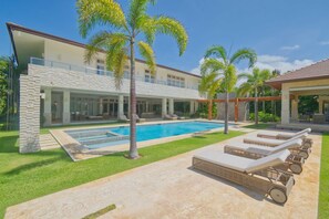 Arrecife 26 - Modern villa with ocean view and service staff (3704)