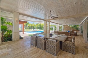 Arrecife 26 - Modern villa with ocean view and service staff (3705)