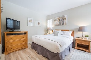 Primary bedroom: Queen bed