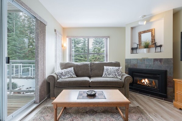 Living area: Queen pull-out