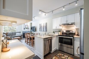 Full kitchen: Stainless steel appliances
