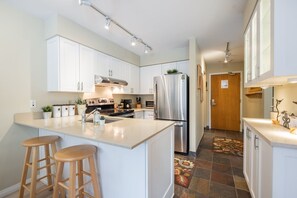 Full kitchen: Breakfast bar
