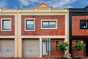 Takana, Elite Accommodation, Adelaide, cafe, executive rental, holiday home, CBD, WiFi, Sleeps four