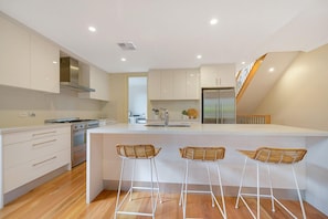 Elite Accommodation, Aria House, Henley Beach, Family Home, Pet Friendly, Rental, Beach, Garaging (4)