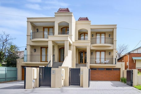 Front Entrance & Driveway / Garage off Military Rd