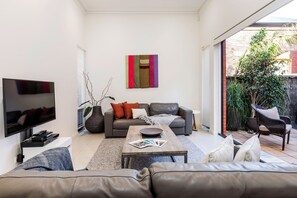 Second Living space with courtyard access - ground floor (2)