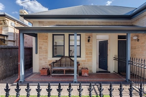 The Terrace, North Adelaide, walk to Adelaide Oval - Elite Accommodation (2)