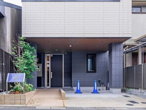 Self-check-in apartment with automatic lock! You can check in any time you like after 5pm!