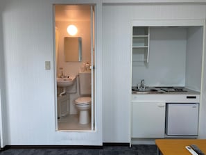 kitchen, unit bathroom, refrigerator