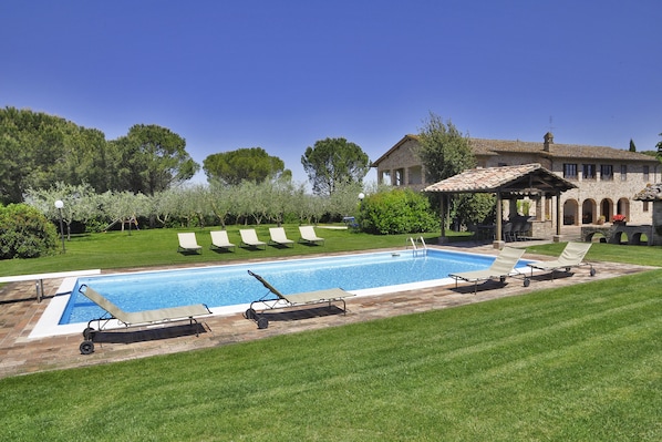 La villa est entourée d'un jardin bien entretenu et d'une belle piscine.