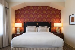 Queen-sized bed! Exact unit will be assigned upon arrival. Views, colors and decor may vary.