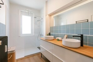 Bathroom with walk-in rainshower